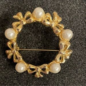 Vintage Gold tone and Faux Pearl Brooch